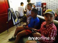 "Добрые сердца Тувы" сводили в кафе "Атмосфера" ребят из школы для неслышащих детей