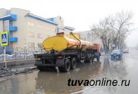 В Кызыле после дождя откачивают лужи