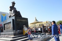 В Кызыле состоялась церемония возложения венков к памятнику Буяна-Бадыргы – основателю тувинской государственности