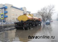 В Кызыле с 6 утра машины МУП «Благоустройство» ведут откачку луж