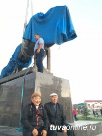 Глава Тувы запечатлел исторический момент – установку памятника тувинским добровольцам