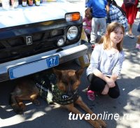 В День города на площадке полиции Тувы горожан знакомили с вооружением спецотрядов