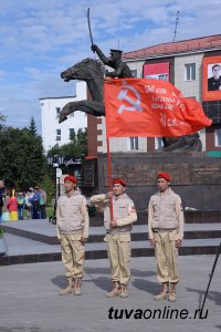Юнармейцы Тувы приняли присягу у открывшегося памятника добровольцам ТНР