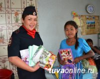 Сотрудники полиции Тувы помогли собраться в школу 130 детям