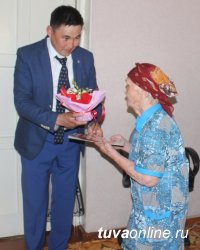Тува. Поздравления ветерану гражданской обороны Александры Панамарчук