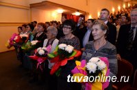 Старейшая школа Кызыла отметила 100-летний юбилей. В числе первых ее поздравил выпускник Сергей Шойгу