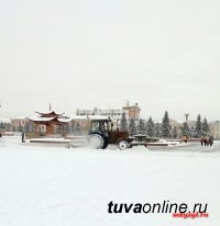 Обильный снегопад в Туве. Техника МУП "Благоустройство" работает в круглосуточном режиме