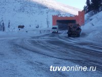 Для ликвидации последствий снегопада на федеральной автодороге М-54 работают 76 единиц дорожной техники