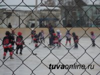 Капитан детской команды «Субедей» Максим Белостоков открыл новую дворовую хоккейную площадку