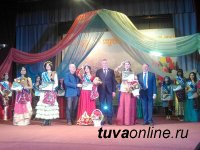 Вице-губернатор Саратовской области вручил корону "Мисс Навруз Мира — 2017" девушке из Тувы