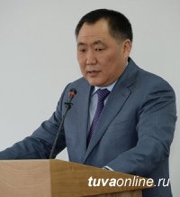 Глава Тувы Шолбан Кара-оол выступил с Отчетом о деятельности Правительства в 2016 году перед Верховным Хуралом