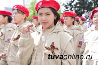 Кызыл: у памятника Тувинским добровольцам в День Победы в юнармейцы посвящены 250 школьников