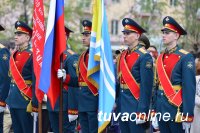 Кызыл: у памятника Тувинским добровольцам в День Победы в юнармейцы посвящены 250 школьников