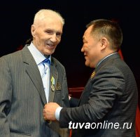 Артиллерист Владимир Маландин награжден медалью "За доблестный труд"