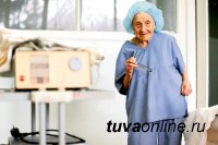 Старейший в мире практикующий хирург отметила 90-летие, 3 года из которых проработала в Туве