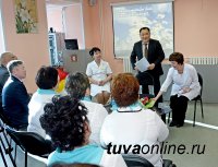Глава Тувы поздравил дежурный персонал Перинатального центра РТ с международным днем медицинских сестер