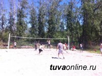 Пляжный волейбол в Кызыл: одни соревнования позади, впереди - состязания ко Дню молодежи