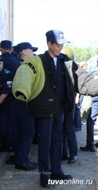 Кызыл: В гостях у полицейских-кинологов побывали кадеты