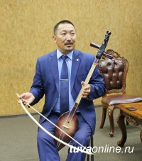 Министр культуры Тувы не только выступил с лекцией о народных инструментах, но и дал мастер-класс