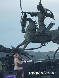 Открытием фестиваля «Устуу-Хурээ» стал Лопсан Мундукай, молодой горловик, исполняющий горное каргыраа