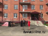 По программе переселения из ветхого жилья сдан 32-квартирный дом в новом комплексном микрорайоне Кызыла