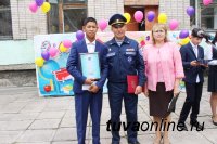 В Туве школьника в День знаний наградили за спасение тонущего мужчины
