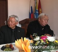 Объявить войну плевкам и подарить городу тысячи цветов – Почетные граждане Кызыла