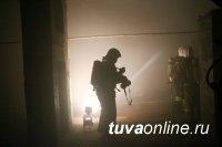 В Туве пожарные спасли 2-х мужчин из горящего подвала