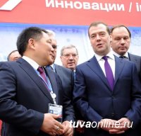 Глава Тувы поздравил Председателя Правительства РФ Дмитрия Медведева с Днем рождения