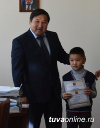 Депутаты Кызыла отметили лучших по итогам конкурса «Поздравь своего любимого педагога»