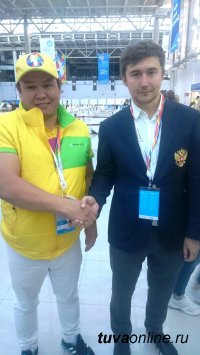 Участник тувинской делегации на Фестивале молодежи и студентов попал в призеры в состязаниях по шахматам и сыграл партию с Сергеем Карякиным