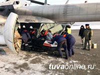 В Туве спасатели помогли врачам транспортировать из тайги охотника, повредившего ногу