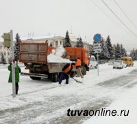 В Кызыле активно ведется очистка улиц от снега и льда