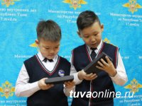 Руководство МВД Тувы отметило школьников, нашедших хозяев забытого в маршрутке смартфона