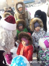 Кызыл: в гостях у жителей двора по улице Кочетова, 95 побывали Дед Мороз и Снегурочка