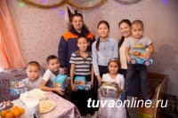 В Туве сотрудники МЧС вручили новогодние подарки детям из многодетных и малообеспеченных семей
