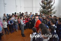 11-й год Голевская горнорудная компания дарит сладости маленьким тоджинцам