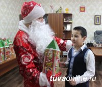Полицейский Дед Мороз поздравил с наступающим Новым годом учащихся школы №12 Кызыла