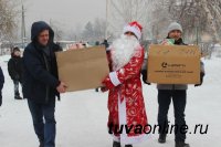 Полицейский Дед Мороз поздравил с наступающим Новым годом учащихся школы №12 Кызыла