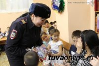 Полицейский Дед Мороз навестил детей из социального приюта г. Кызыла