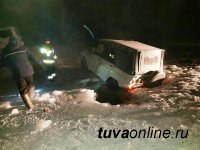 В Туве в 50-градусный мороз провалилась под лед автомашина