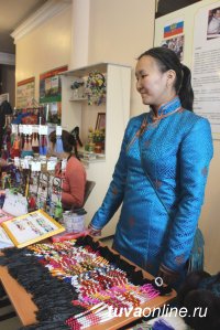 В Кызыле накануне Шагаа с успехом проходит выставка национальной одежды 