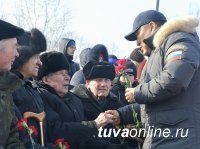 В Туве в День защитника Отечества возложили венки к памятнику павшим