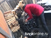 "Добрые Сердца Тувы" очищают от снега дворы и крыши домов одиноких ветеранов войны и пожилых людей