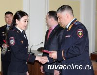 Участковая Айгыз Салчак награждена медалью за раскрытие ранее совершенных тяжких преступлений