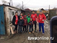 В Туве волонтеры помогают жителям домов, пострадавших от подтопления