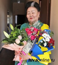 Шолбан Кара-оол поздравил известного работника культуры Зою Монгуш с юбилеем