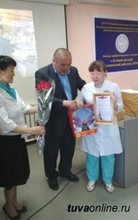 Депутаты горхурала Кызыла отметили акушерок в их профессиональный праздник