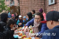 Кызыл: Соседи жмут друг другу руки, обнимаются и угощают домашними пирогами