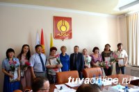 Депутаты Кызыла отметили самых активных жильцов, организовавших в своих дворах День Соседей